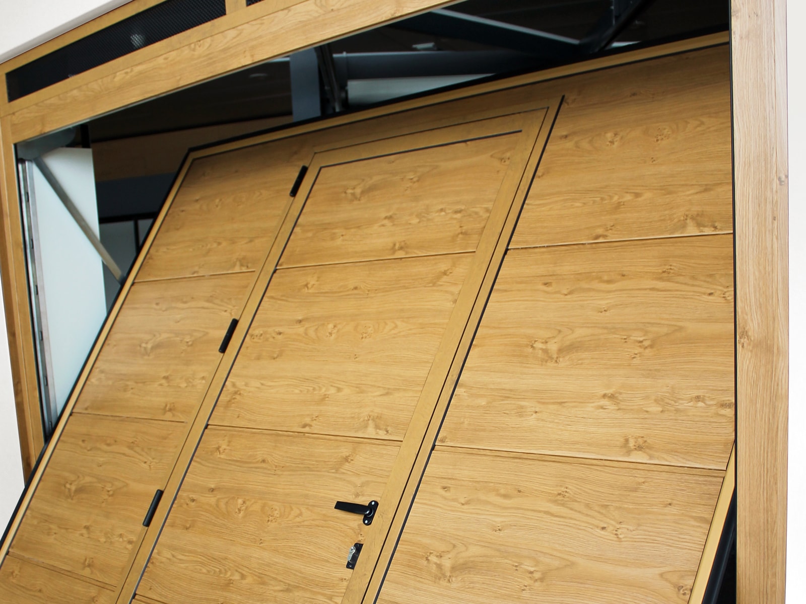 Portone basculante da garage SWING - Simil legno porta pedonale