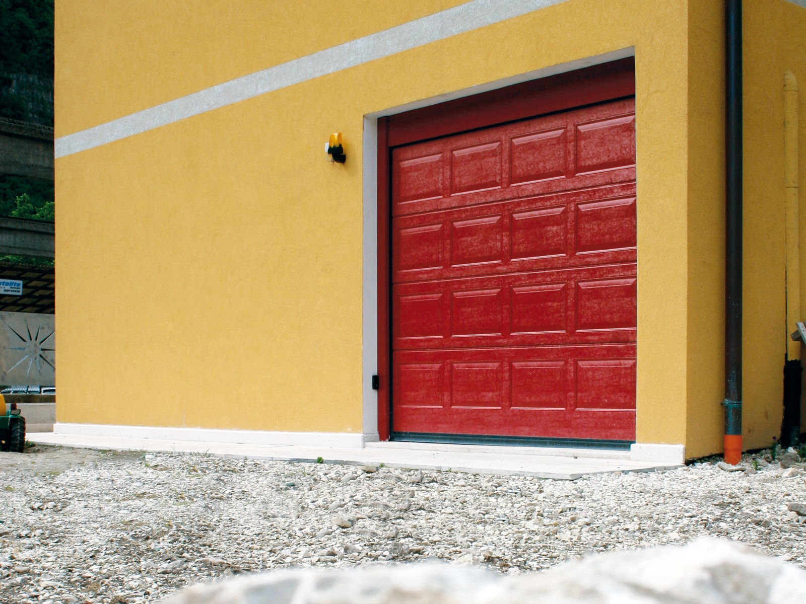 Portone sezionale da garage IRIS - Woodgrain rosso RAL 3000