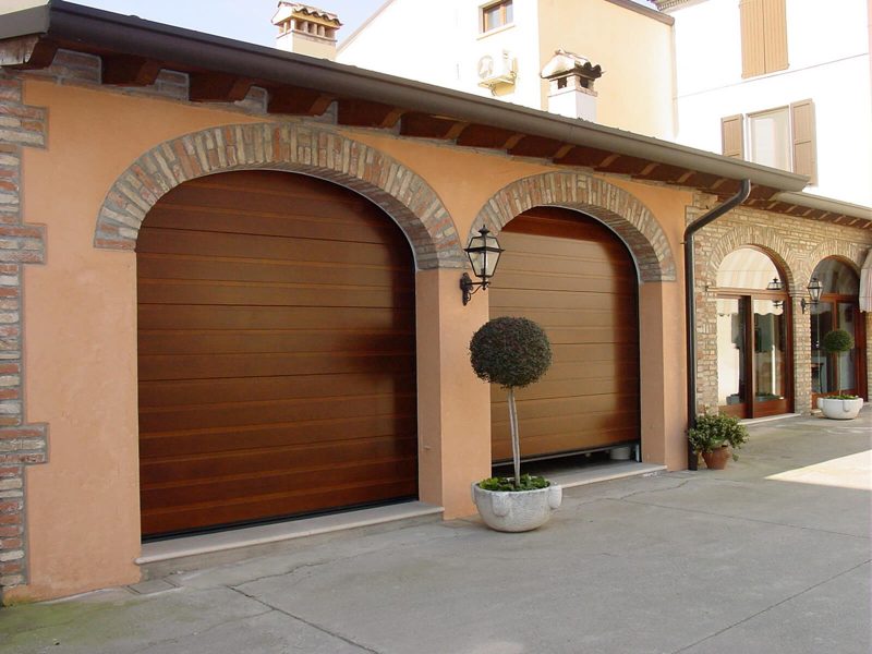 Portone sezionale in legno CIVIC