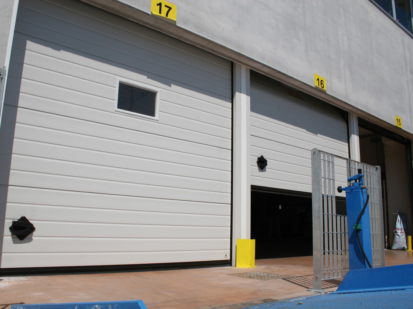 Portone sezionale industriale CARGO - Stucco bianco C21 - 01