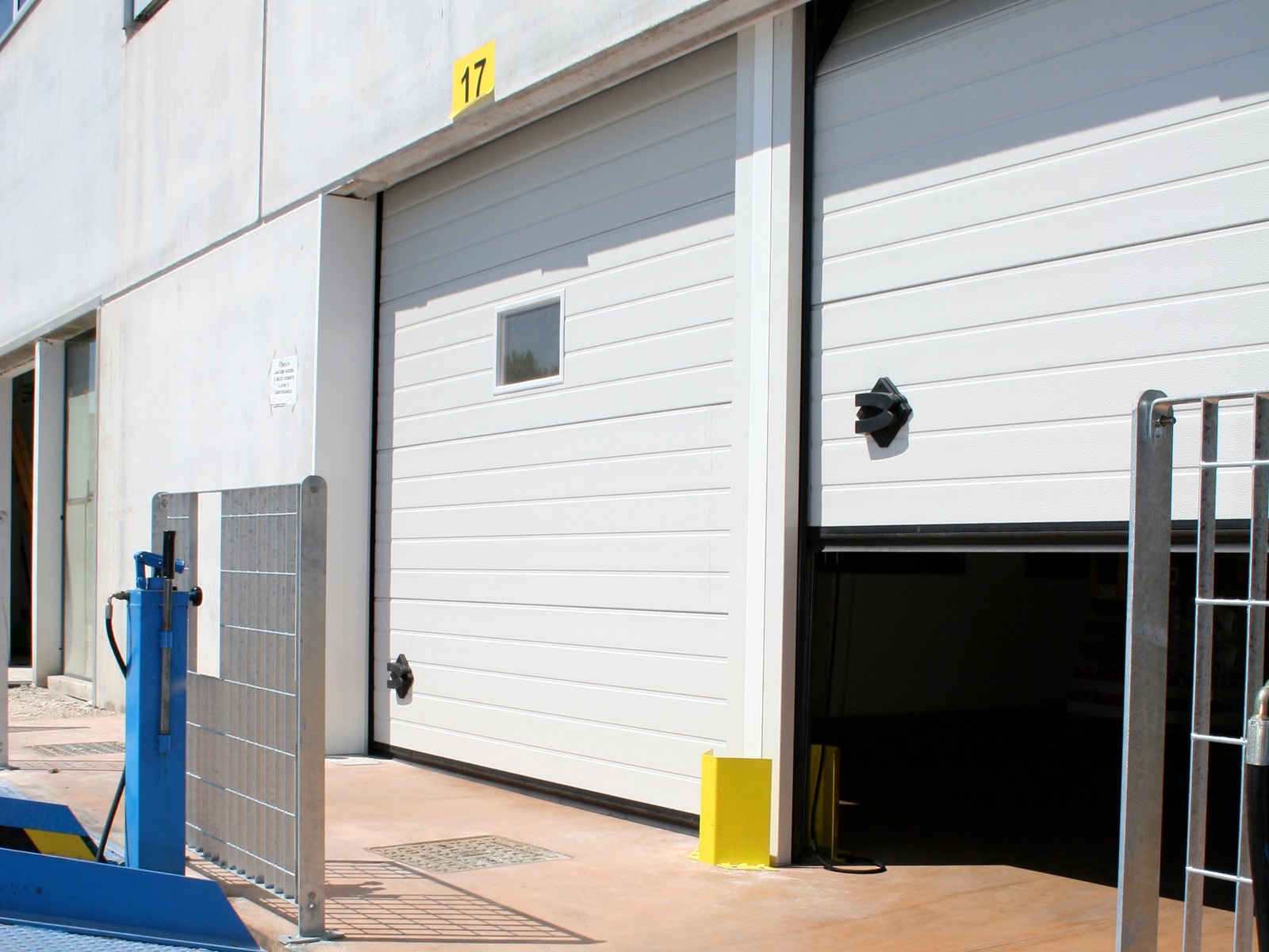 Portone sezionale industriale CARGO - Stucco bianco C21 - 03