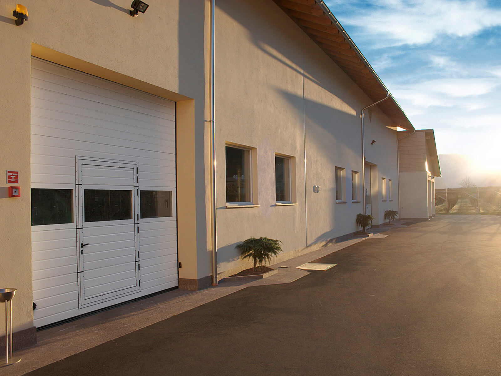 Portone sezionale industriale SECURA - Stucco bianco C21 Visa porta pedonale