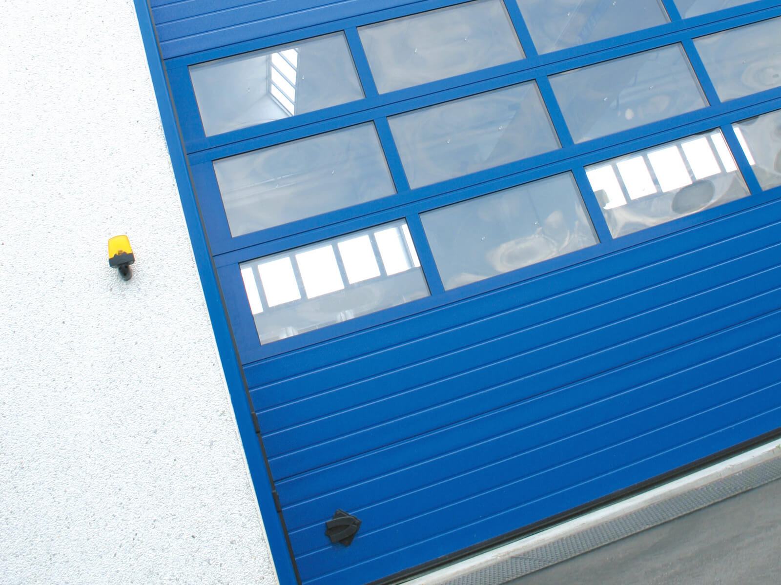Portone sezionale industriale SECURA - Stucco blu RAL 5010 Visa - 01
