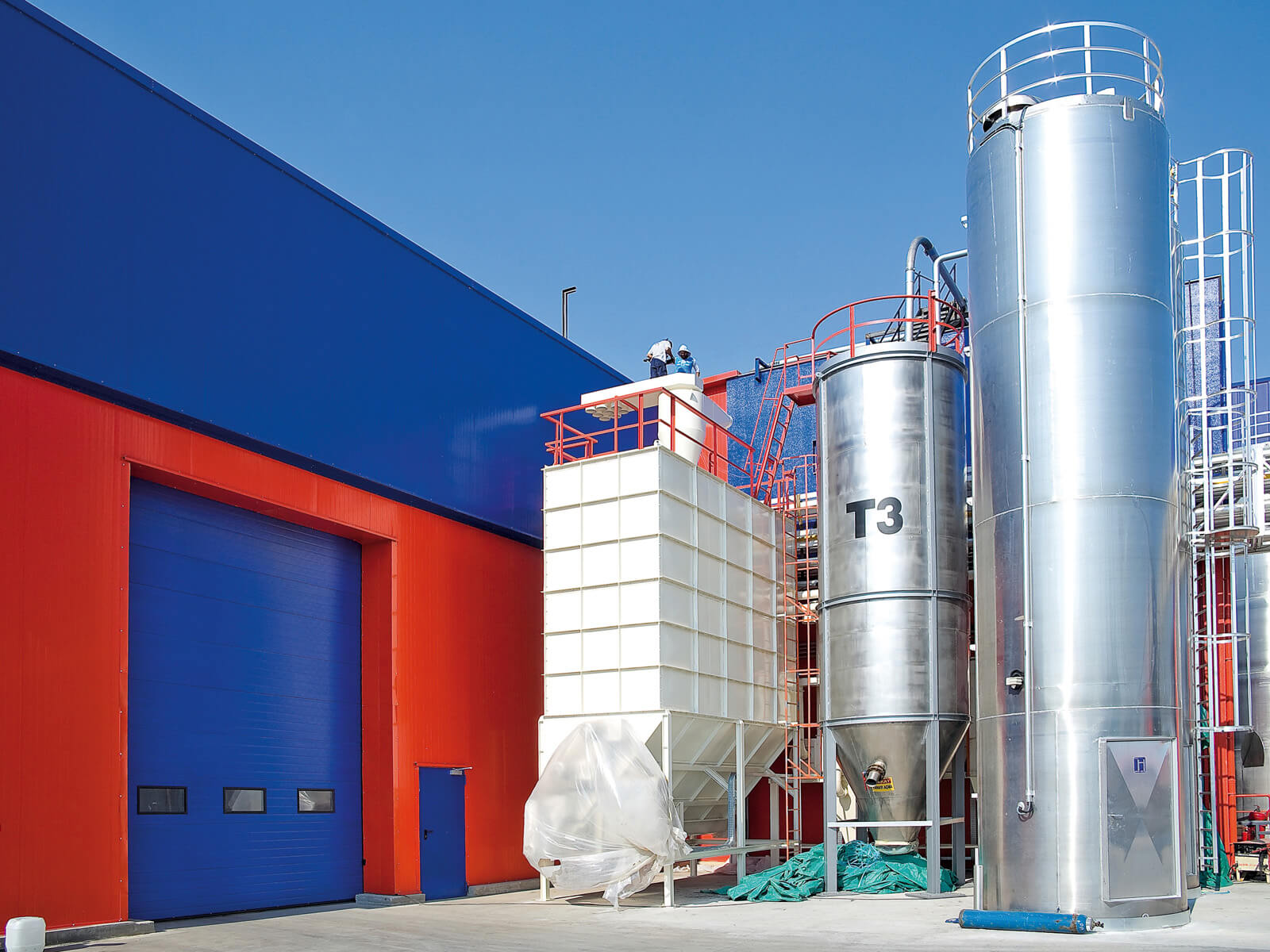 Portone sezionale industriale SECURA - Stucco blu RAL 5010-min