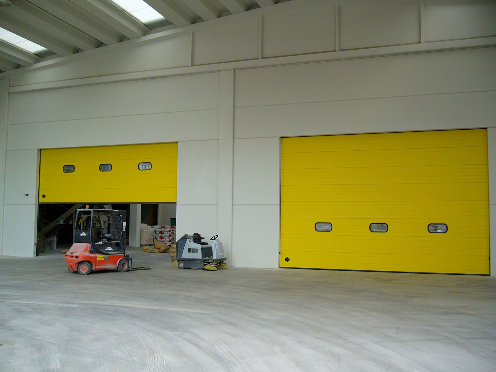 Portone sezionale industriale SECURA - Stucco giallo RAL-min