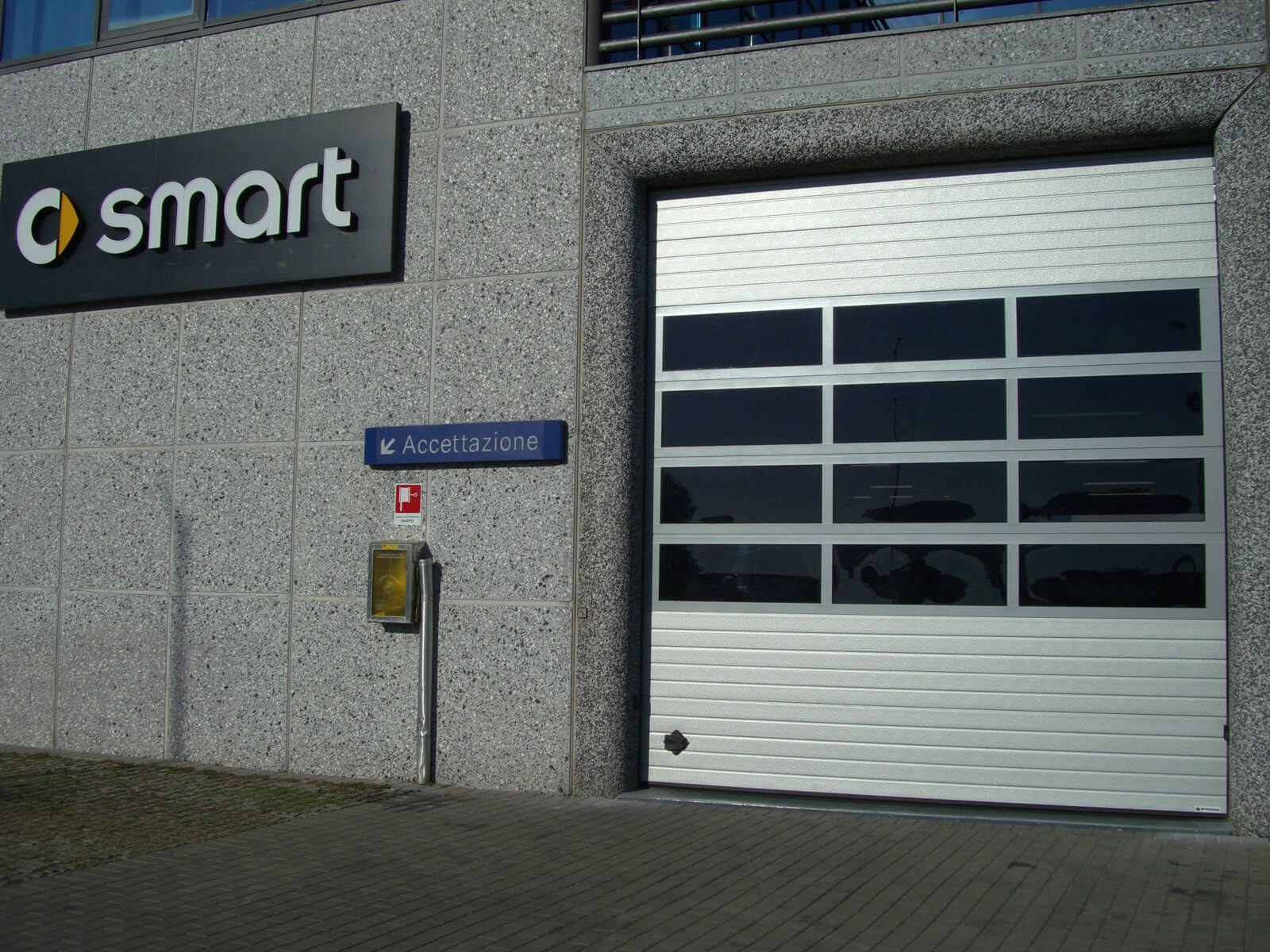 Portone sezionale industriale SECURA - Stucco grigio RAL 9006 Visa-min